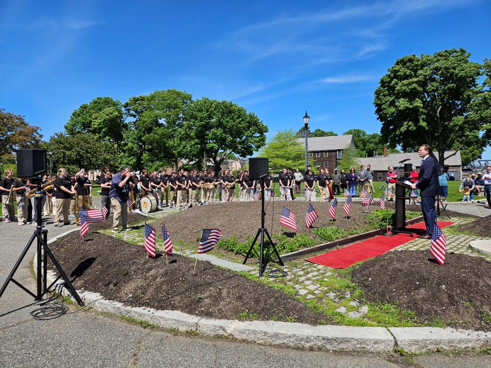 Portsmouth Mayor McEachern delivers remarks at wreath-laying ceremony.