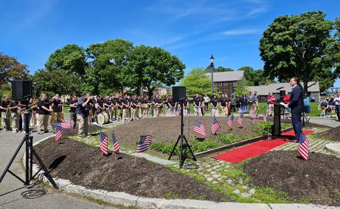 Portsmouth Mayor McEachern delivers remarks at wreath-laying ceremony.
